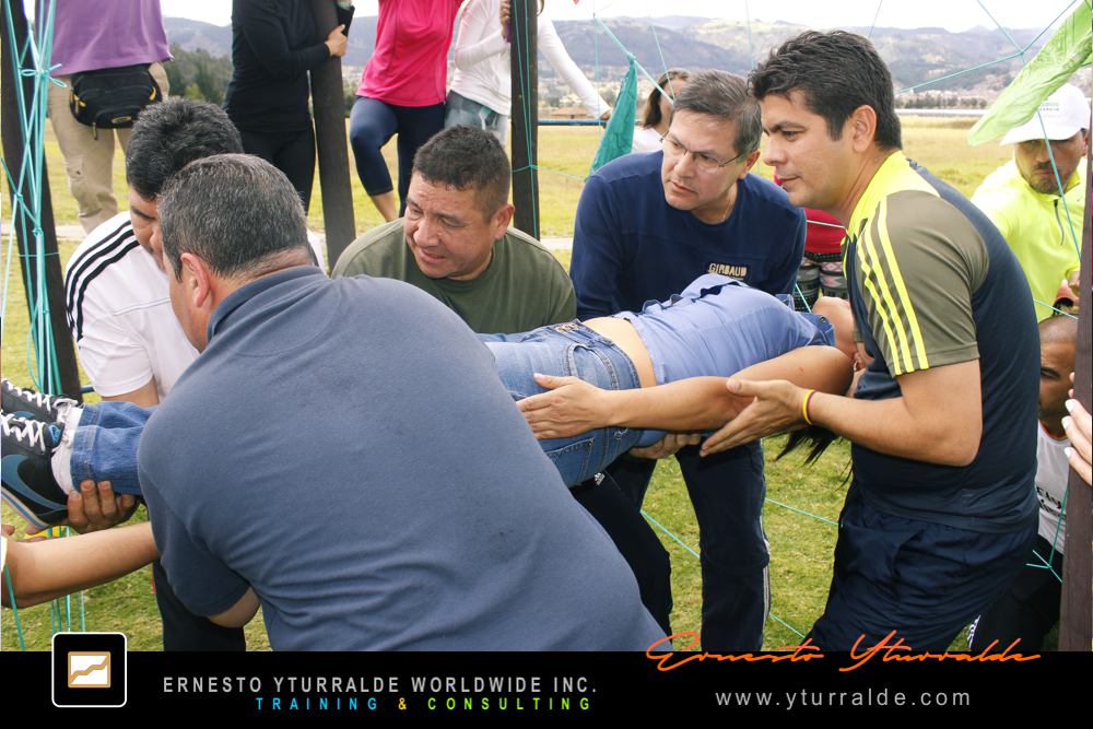 Actividades outdoor de Cuerdas Bajas para desarrollar la comunicación y el compromiso grupal